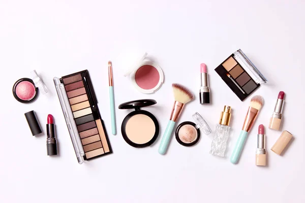 プロの化粧道具 白い背景の上面に化粧用の製品 化粧のための様々な製品のセット — ストック写真