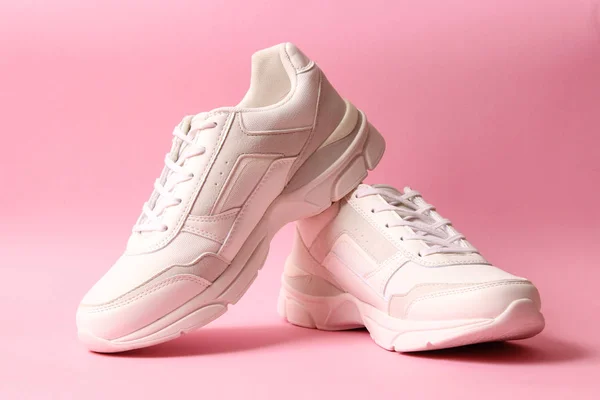 Dames Sneakers Een Gekleurde Achtergrond Damesschoenen — Stockfoto