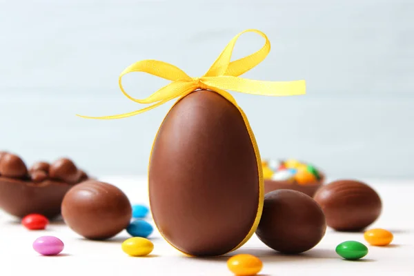 Composição Páscoa Com Ovos Chocolate Coelho Chocolate Fundo Madeira Lugar — Fotografia de Stock