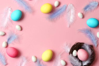Paskalya bileşimi boyalı yumurta ve renkli bir arka plan tüyler. Paskalya arka plan