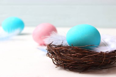 Paskalya bileşimi boyalı yumurta ve ahşap arka plan tüyler. Paskalya, metin eklemek için bir yer için arka plan