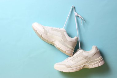 Modern moda spor ayakkabıları renkli arka planda bağcıklar takar. Sıradan ayakkabılar, spor ayakkabılar. Metin eklenecek yer.