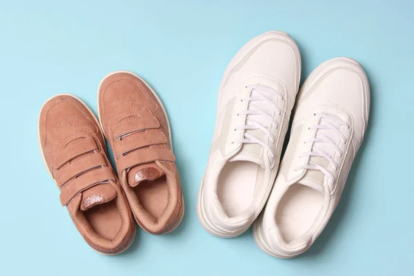 Schuhe Für Kinder Und Damensneaker Auf Farbigem Hintergrund Von Oben — Stockfoto