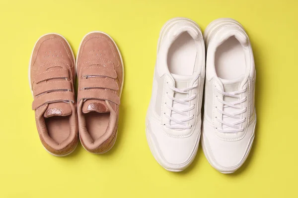 Schuhe Für Kinder Und Damensneaker Auf Farbigem Hintergrund Von Oben — Stockfoto