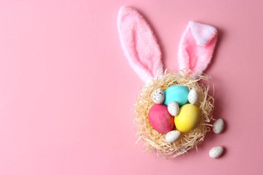 Paskalya kompozisyon. Paskalya yumurtaları renkli arka plan üstten görünüm üzerinde.