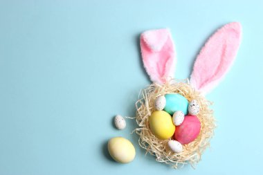 Paskalya kompozisyon. Paskalya yumurtaları renkli arka plan üstten görünüm üzerinde.