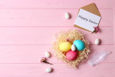 Paskalya kompozisyon. Paskalya yumurtaları renkli arka plan üstten görünüm üzerinde.