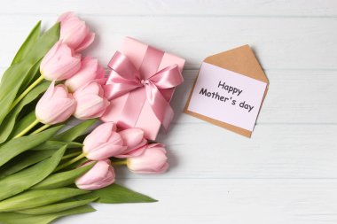 Güzel kompozisyon anne gün ahşap arka plan en iyi görünüm için. Çiçekler, tebrik kartı, hediye.