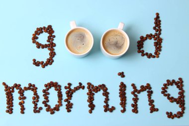 Ahşap arka planda bir fincan kahve..