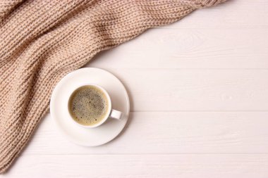 Ahşap arka planda bir fincan kahve..