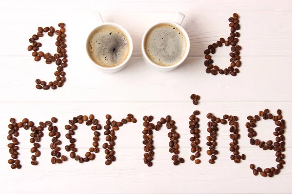 Ahşap arka planda bir fincan kahve..