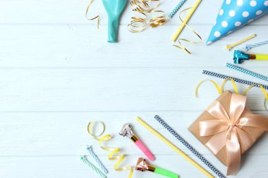 Renk arkaplanı üzerine doğum günü arkaplanı.