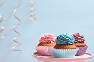 Renkli arka planda mumları olan enfes kekler. Şenlik arka planı, doğum günü