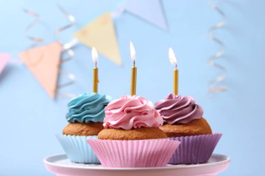 Renkli arka planda mumları olan enfes kekler. Şenlik arka planı, doğum günü