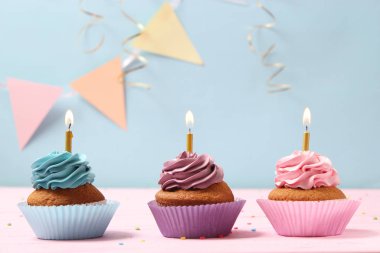 Renkli arka planda mumları olan enfes kekler. Şenlik arka planı, doğum günü