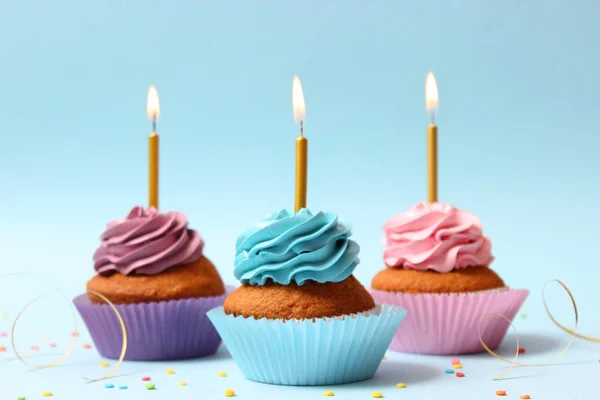 Deliciosos Cupcakes Con Velas Fondo Color Historia Fecunda Cumpleaños — Foto de Stock