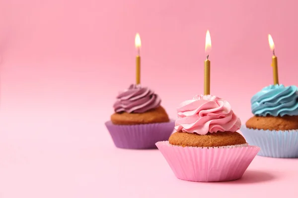 Deliciosos Cupcakes Con Velas Fondo Color Historia Fecunda Cumpleaños —  Fotos de Stock