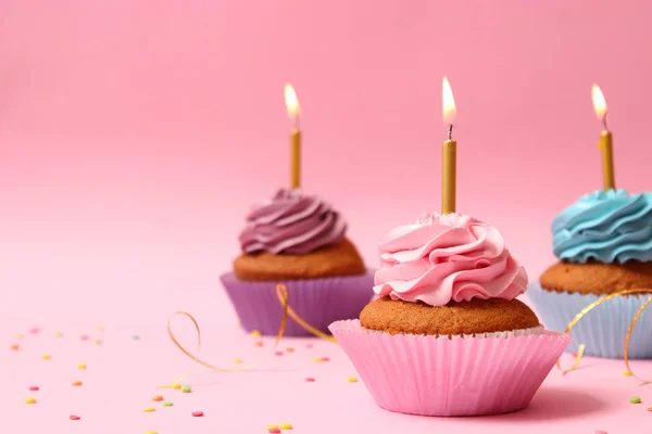 Deliciosos Cupcakes Con Velas Fondo Color Historia Fecunda Cumpleaños —  Fotos de Stock