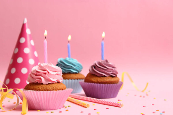 Вкусные кексы со свечами на цветном фоне. Свой день рождения