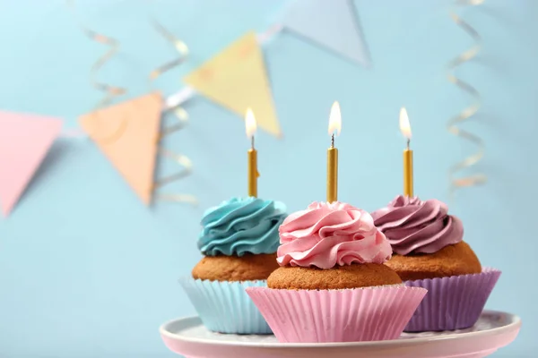 Νόστιμα Cupcakes Κεριά Χρωματιστό Φόντο Εορταστικό Φόντο Γενέθλια — Φωτογραφία Αρχείου