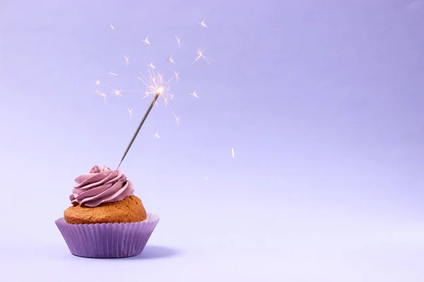 Cupcake Com Sparkler Fundo Colorido Antecedentes Para Férias Aniversário — Fotografia de Stock