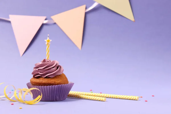 Delicioso Cupcake Con Una Vela Fondo Color Con Espacio Para —  Fotos de Stock