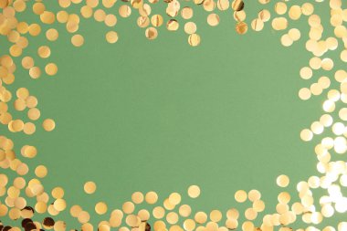 Renkli arkaplan görünümüne metin eklemek için konfeti ve çerçeve parlatır. Minimalizm, tasarım, insta, tatil. Düz çizgi