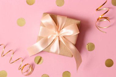 Renkli arka plan manzaralı konfeti armağanı ve ışıltısı. Minimalizm, insta. Düz çizgi 