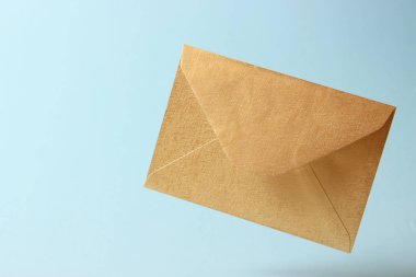 Zarf renkli bir arka planda yere düşüyor..