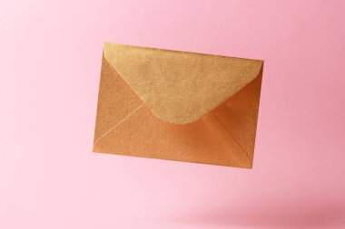 Zarf renkli bir arka planda yere düşüyor..