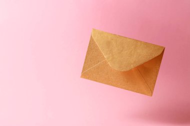 Zarf renkli bir arka planda yere düşüyor..