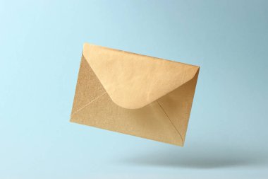 Zarf renkli bir arka planda yere düşüyor..