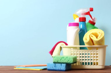 Renkli arka plan görünümünde temizlik ürünü. Profesyonel temizlik ürünleri, bahar temizliği. Ev kimyasalları.