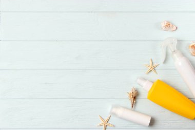 Renkli arka plan görünümlü deniz kabukları ve güneş kremi. Güneş kremi