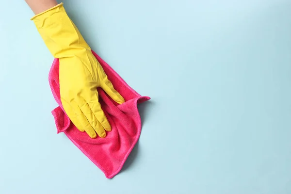 Mão Feminina Luva Limpeza Pano Fundo Colorido — Fotografia de Stock