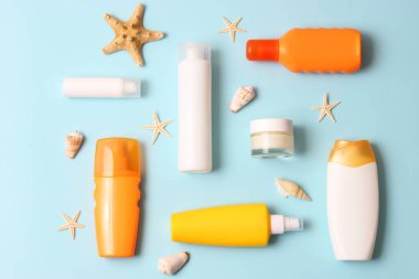 Renkli arka plan görünümlü deniz kabukları ve güneş kremi. Güneş kremi
