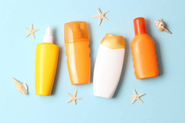 Renkli arka plan görünümlü deniz kabukları ve güneş kremi. Güneş kremi