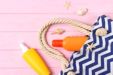 Renkli arka plan görünümlü deniz kabukları ve güneş kremi. Güneş kremi