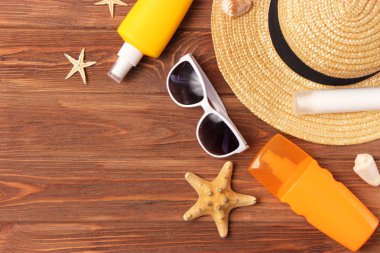 Renkli arka plan görünümlü deniz kabukları ve güneş kremi. Güneş kremi