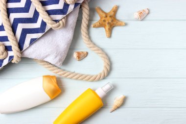 Renkli arka plan görünümlü deniz kabukları ve güneş kremi. Güneş kremi