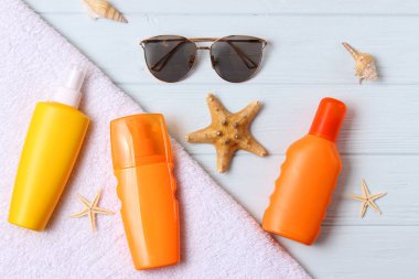 Renkli arka plan görünümlü deniz kabukları ve güneş kremi. Güneş kremi