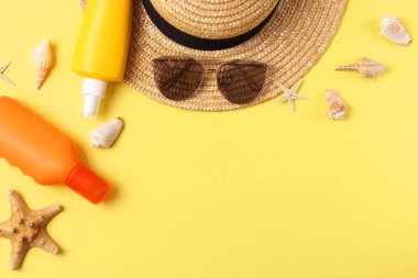 Renkli arka plan görünümlü deniz kabukları ve güneş kremi. Güneş kremi