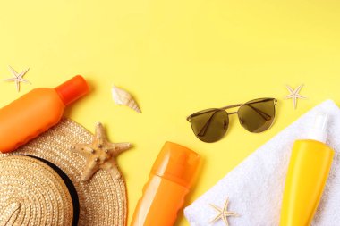 Renkli arka plan görünümlü deniz kabukları ve güneş kremi. Güneş kremi