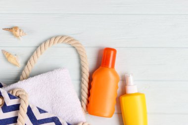 Renkli arka plan görünümlü deniz kabukları ve güneş kremi. Güneş kremi