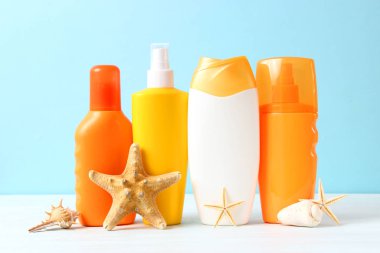 Renkli arka planda farklı güneş kremleri. Güneş koruması için kozmetik ürünleri.