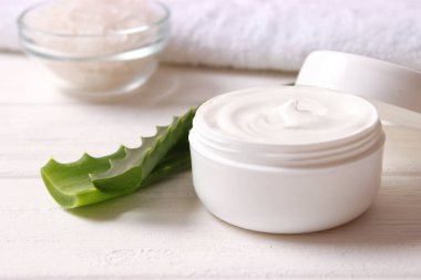 Hafif arka planda aloe vera kremi. Aloe Vera cilt bakımı. Nemlendirici ve cilt bakımı.