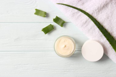 Hafif arka planda aloe vera kremi. Aloe Vera cilt bakımı. Nemlendirici ve cilt bakımı.