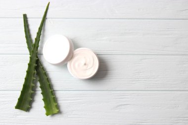 Hafif arka planda aloe vera kremi. Aloe Vera cilt bakımı. Nemlendirici ve cilt bakımı.