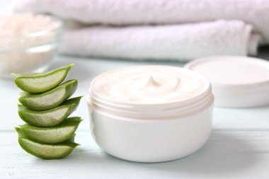 Hafif arka planda aloe vera kremi. Aloe Vera cilt bakımı. Nemlendirici ve cilt bakımı.