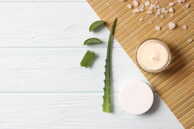 Hafif arka planda aloe vera kremi. Aloe Vera cilt bakımı. Nemlendirici ve cilt bakımı.